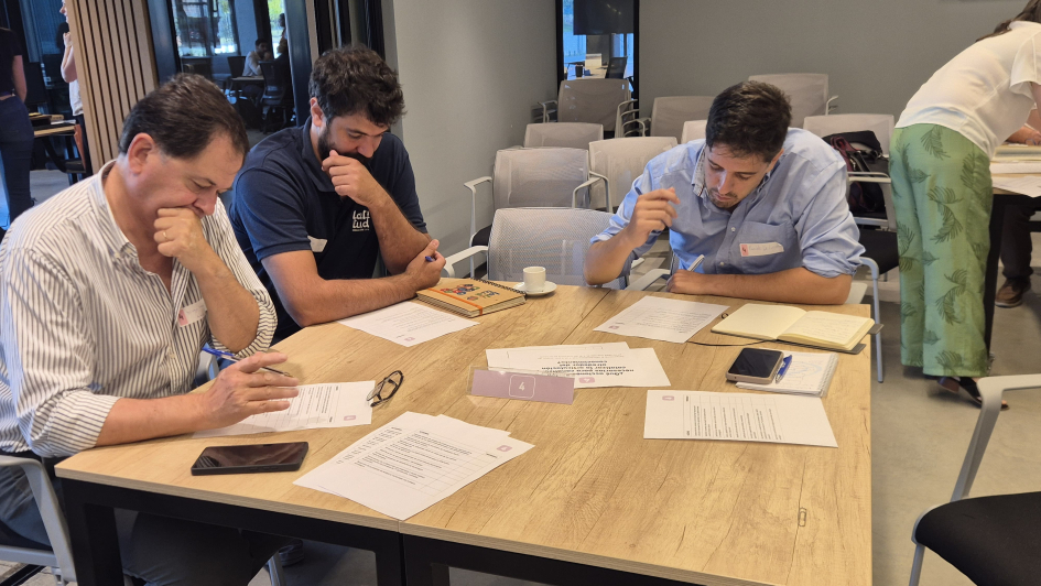 Representantes técnicos sentados alrededor de una mesa discutiendo