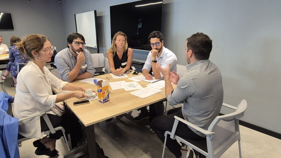 Representantes técnicos sentados alrededor de una mesa discutiendo