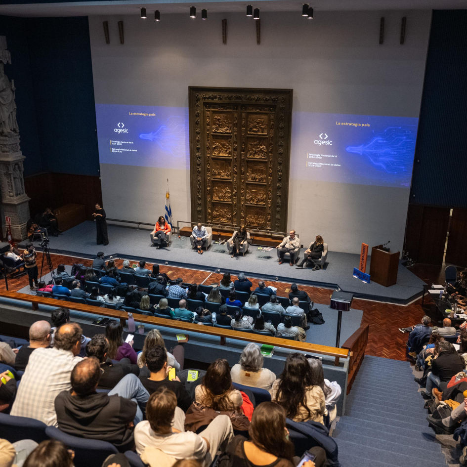 Panel de expertos frente a la audiencia
