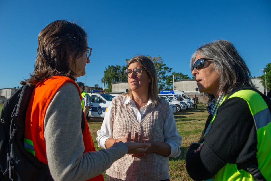 Tamara Paseyro conversa con integrantes del operativo Más Barrio en Cerro Norte.