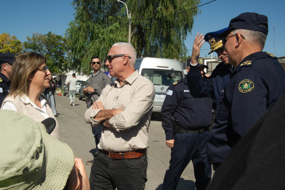 Carlos Negro dialoga con una vecina durante la recorrida por Cerro Norte
