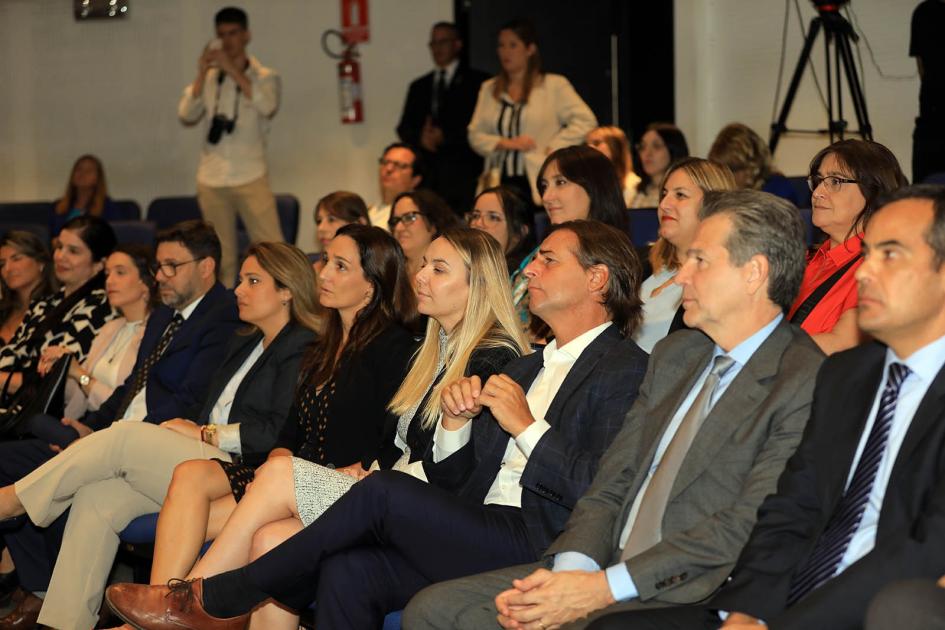 Autoridades y público presentes Autoridades y público presente