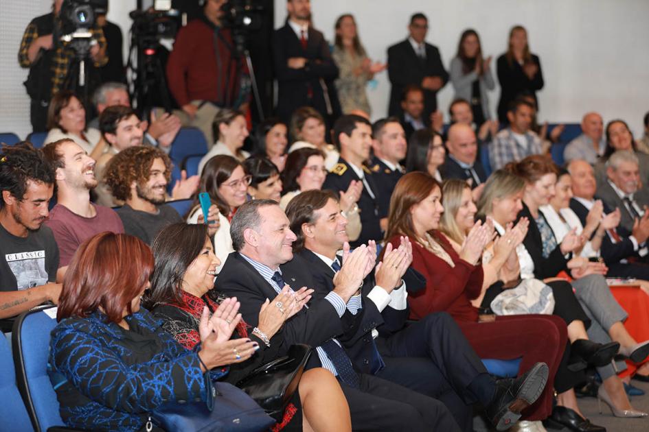 Público y autoridades Público presente