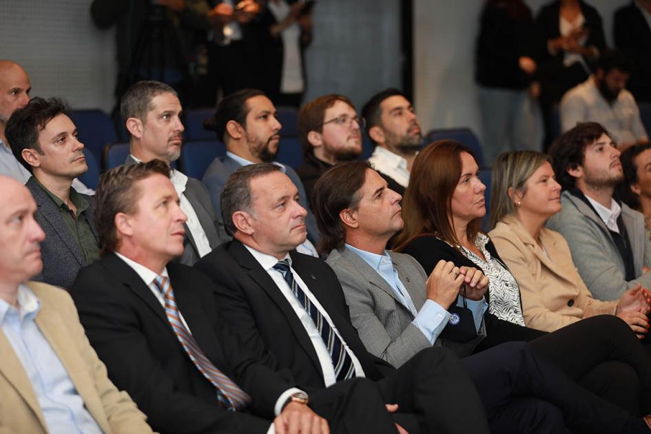 Público y autoridades Público presente