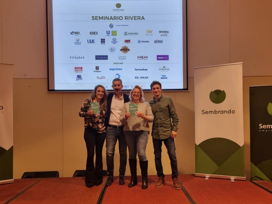 Sorteo beca de Instituto BIOS Ganadora del sorteo de la beca de Instituto BIOS, junto a autoridades