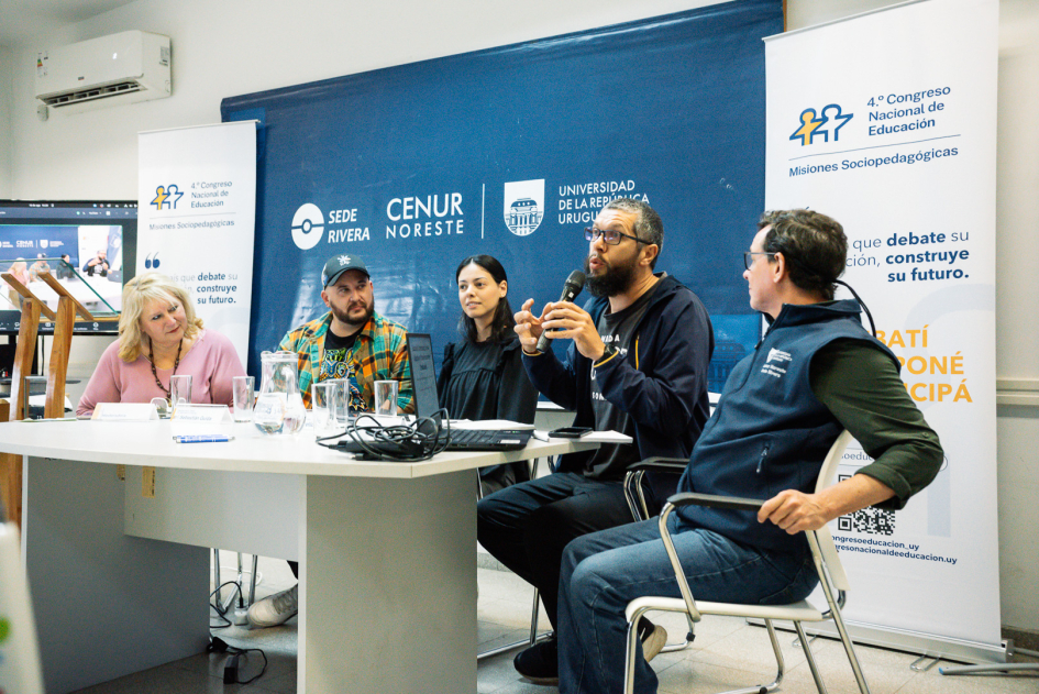 Personas hablando.