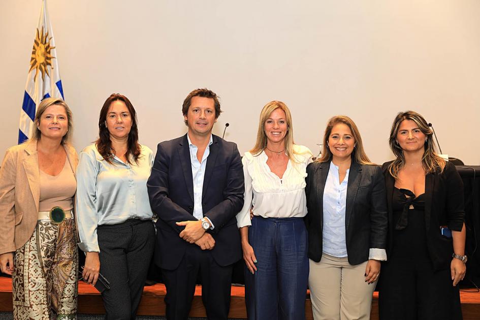 Autoridades del Programa Sembrando, OPP, Uruguay XXI y del MIEM Autoridades presentes