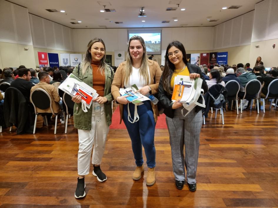 Emprendedores en sala Público presente
