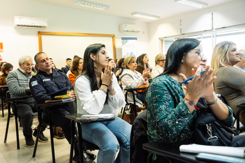 Personas aplaudiendo.