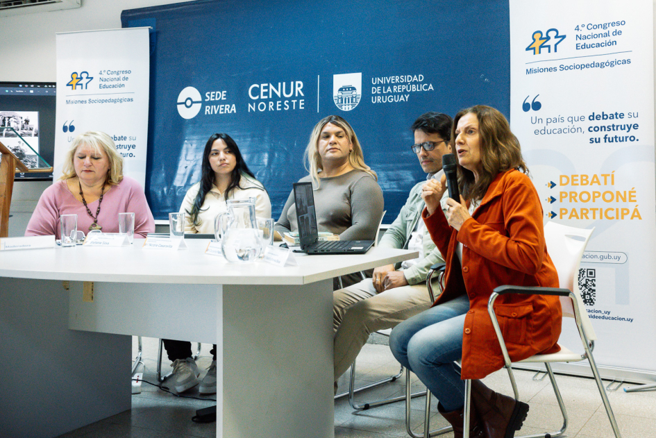 Personas sentadas y hablando.