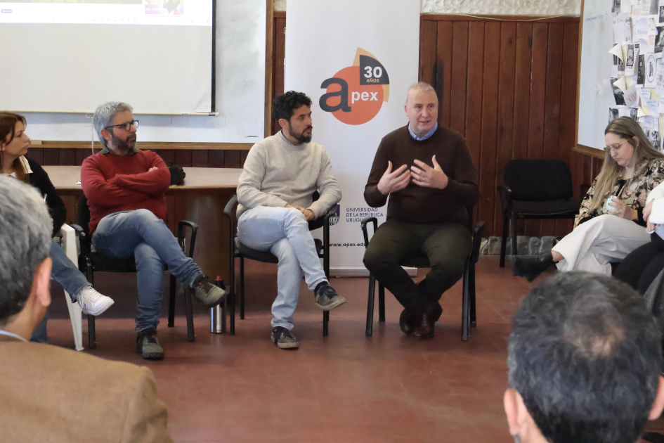 De izq. a der.: Pablo Pereira (APEX), Daniel Arbulo (Defensoría) y Alejandro Nató 