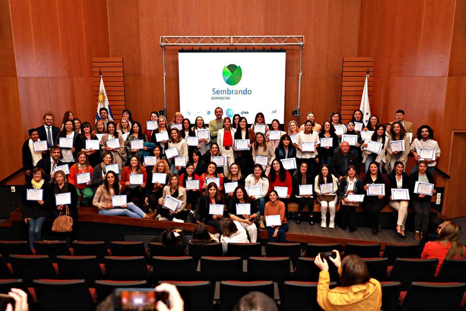 Emprendedores egresados del curso que recibieron su diploma.