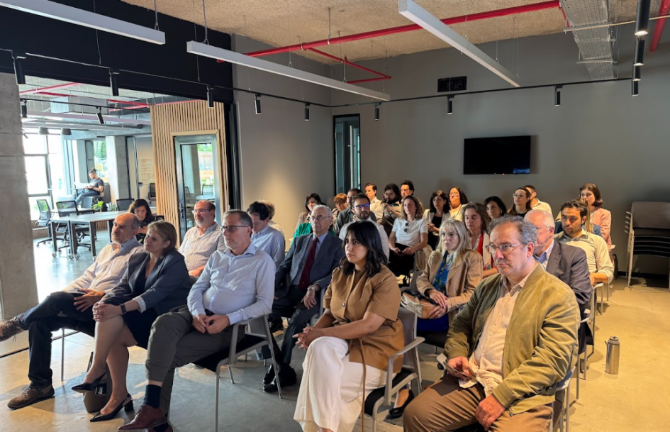 Público presente del evento sentado en sillas. 