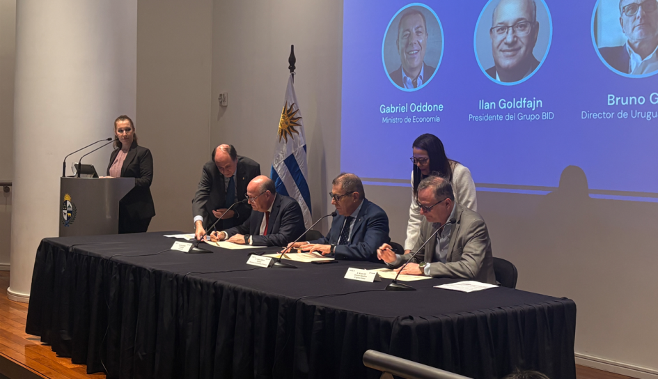 Firma del acuerdo entre Bruno Gili, Gabriel Oddone y Ilan Goldfajn
