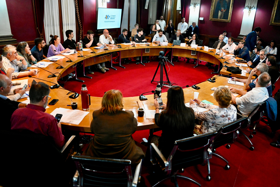 Personas reunidas en una sala de la Udelar.