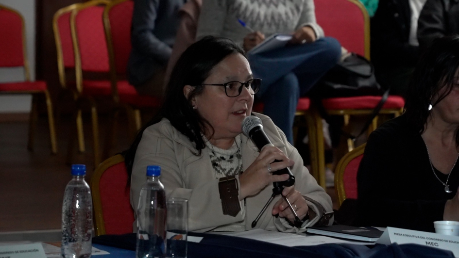 Subsecretaria Verde hablando por micrófono.