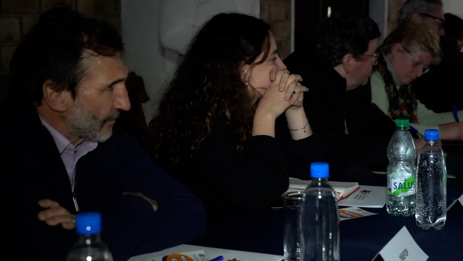 Personas mirando a la derecha.