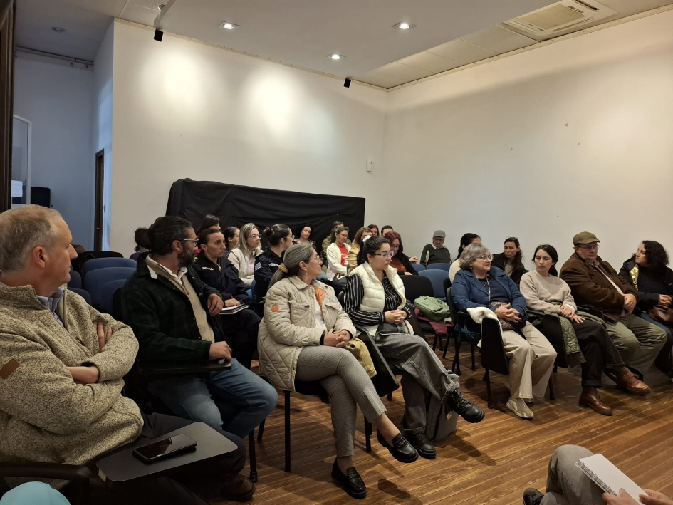 Personas en sala.