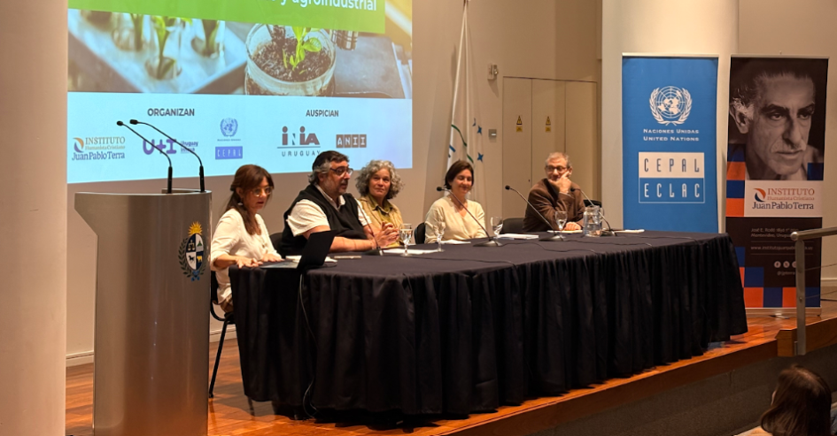 Panelistas sentados detrás de una mesa