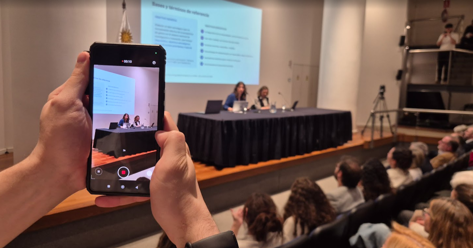 Las consultoras hablan al público