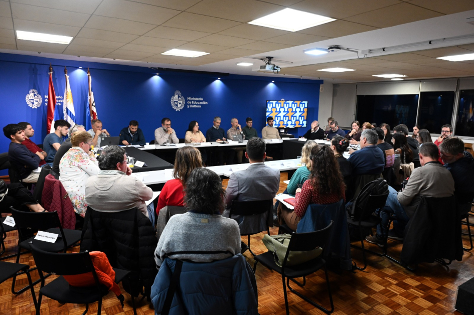 Personas reunidas en la Sala Alba Roballo del MEC.