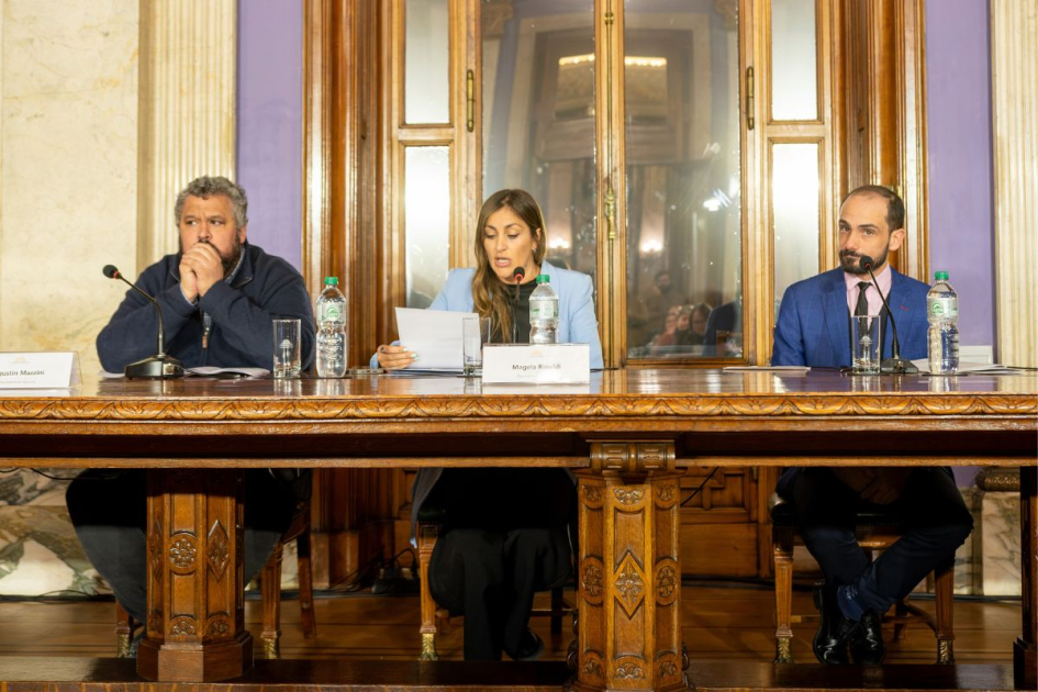 Tres personas sentadas mirando al frente.