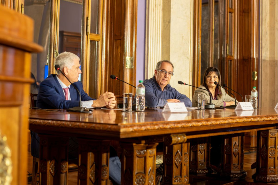 Autoridades en mesa.