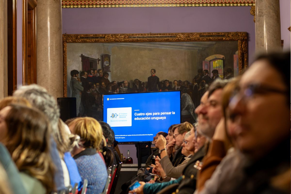 Personas en el salón de Eventos Especiales del Parlamento.
