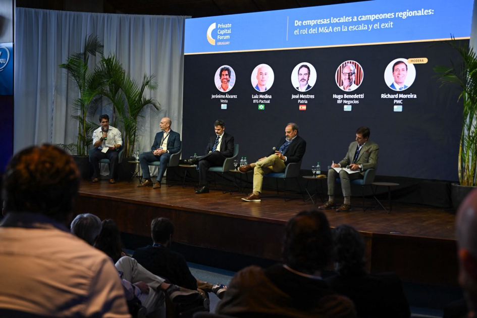 Panel integrado por Jerónimo Álvarez, Luiz Medina, José Mestres y Hugo Benedetti. Modera: Richard M 