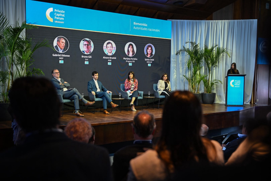 Panel integrado por Mariana Ferreira, Alvaro Brunini, Sylvia Chebi y Bruno Gili.