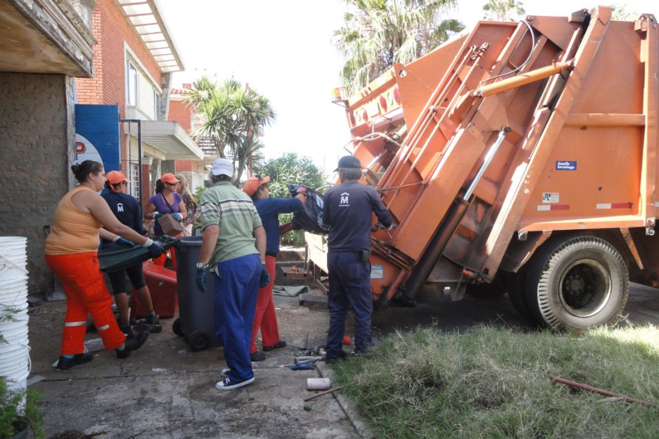 Foto de caso Diógenes Foto de funcionarios de la Intendencia cargando residuos al camión