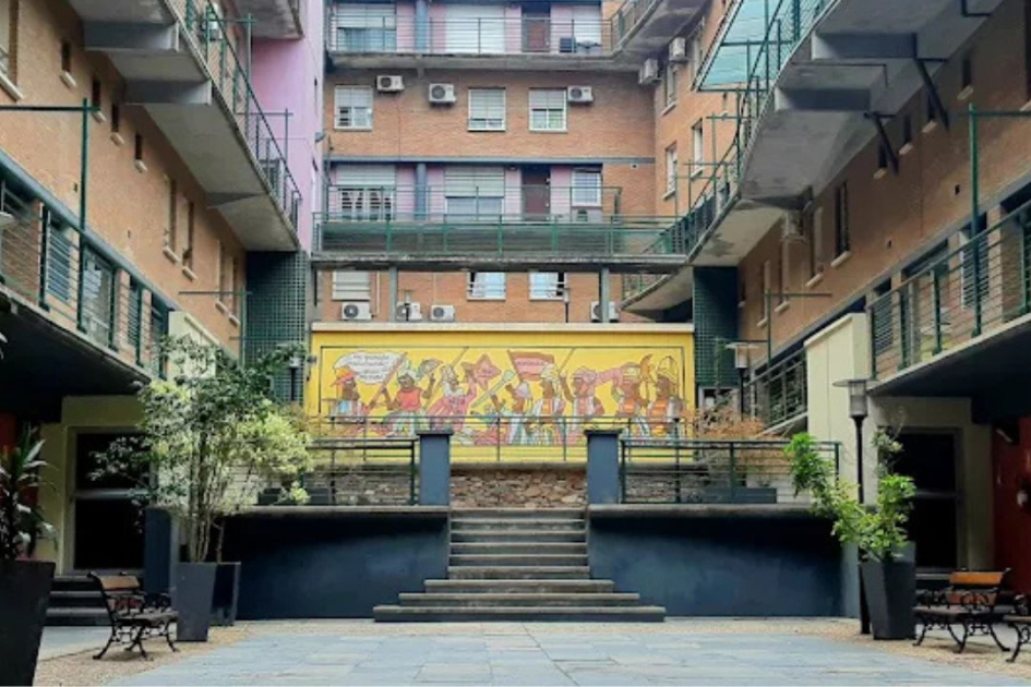 Foto entrada ex-conventillo Medio Mundo Foto actual de la entrada del ex-conventillo Medio Mundo de la escalera principal con el muro