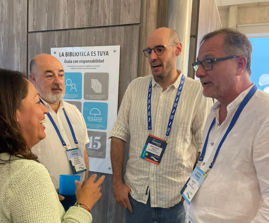 Bruno Gili dialoga con la ministra de industria