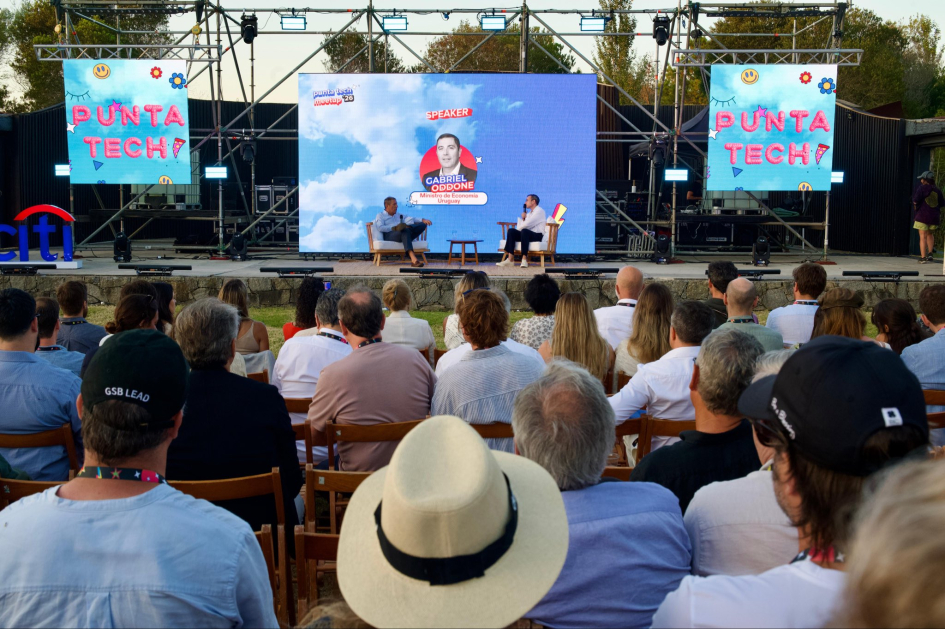 Ministro Oddone hablando en el Punta Tech Meetup