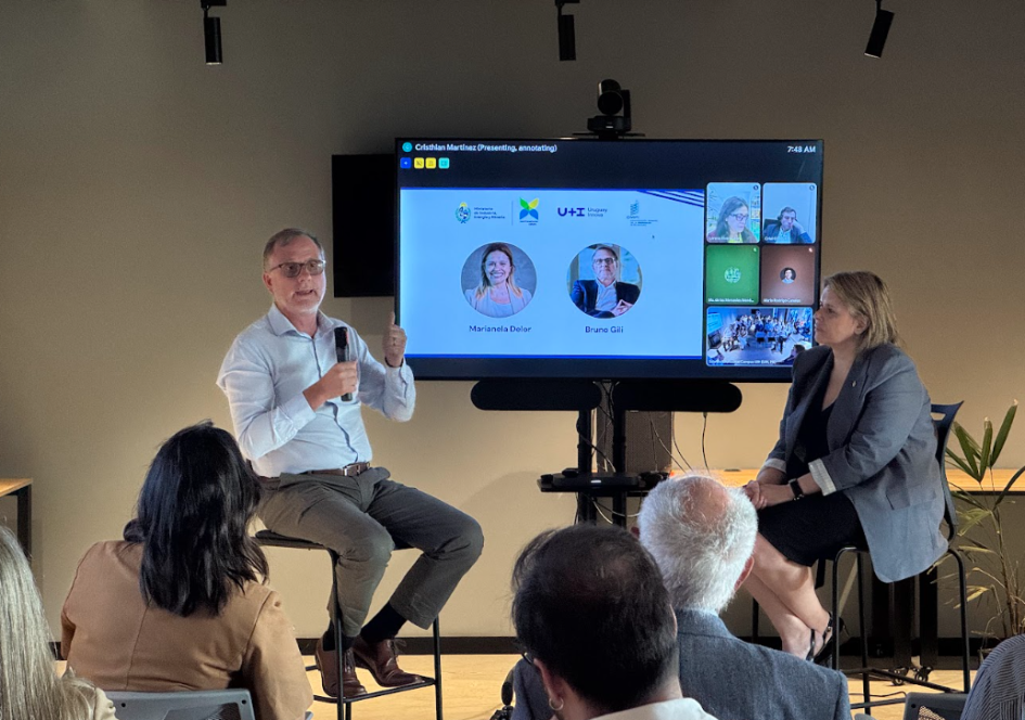 Marianela Delor y Bruno Gili dialogan frente a la audiencia
