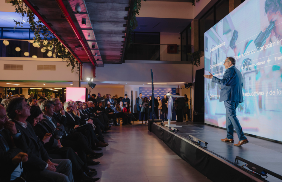 Bruno Gili, sobre un escenario, le habla a la audiencia