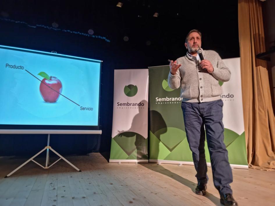 Eduardo Ríos, orador de la UDE en el escenario 