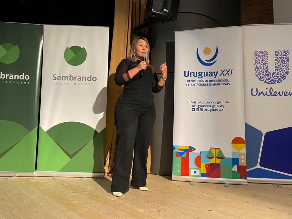 Claudia Peisino, oradora de Uruguay XXI en el escenario