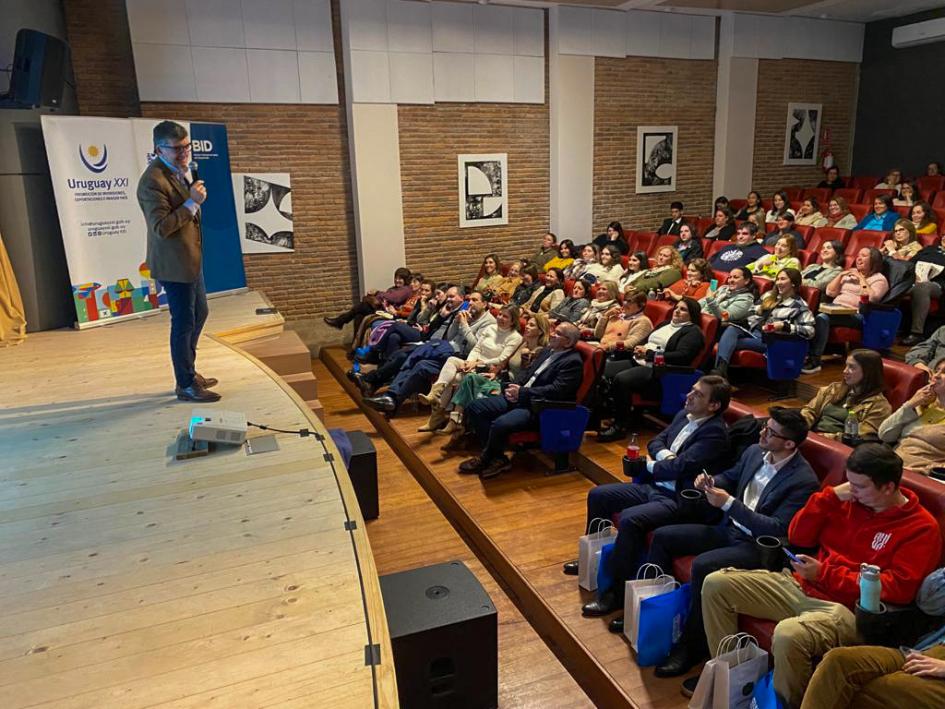 Pablo Marqués, orador de Grupo Punto en el escenario