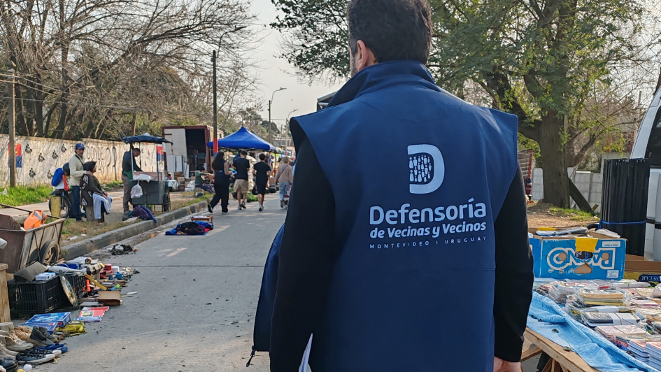 Integrante de la Defensoría recorriendo un barrio