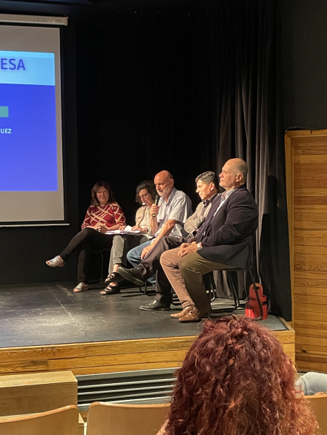 Ex ediles, ex titulares de la Defensoría y mediadora hablando en el evento de cierre