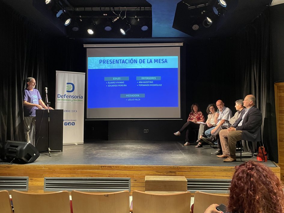 Ex ediles, ex titulares de la Defensoría y mediadora hablando en el evento de cierre