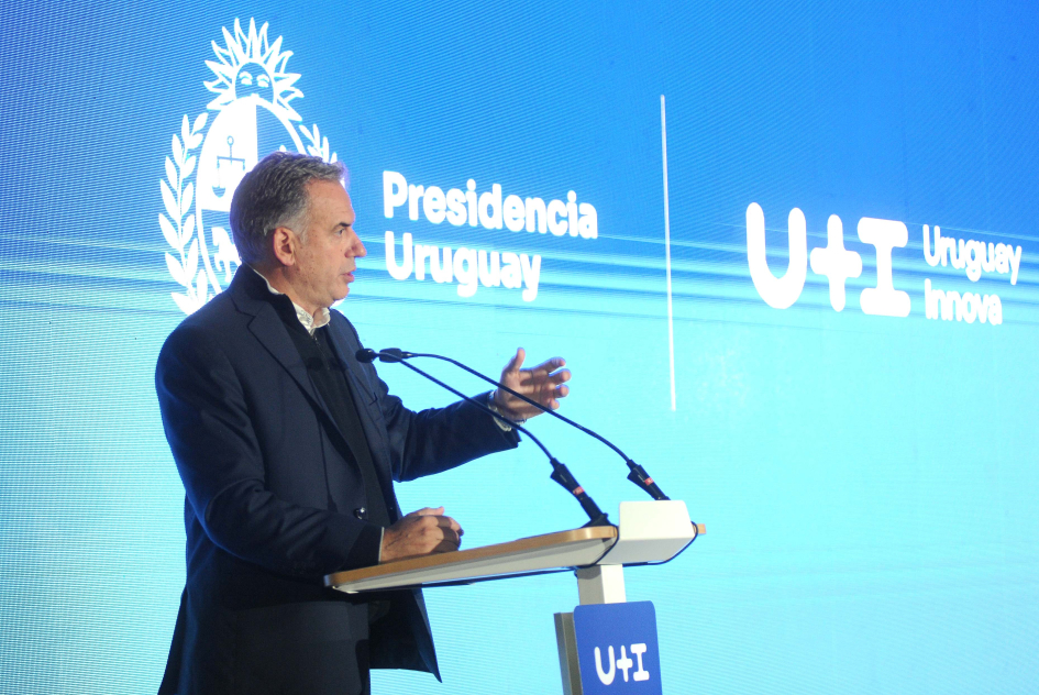 Presidente Yamandú Orsi habla detrás de un atril.