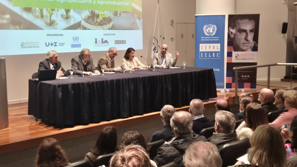 Panelistas sentados detrás de una mesa