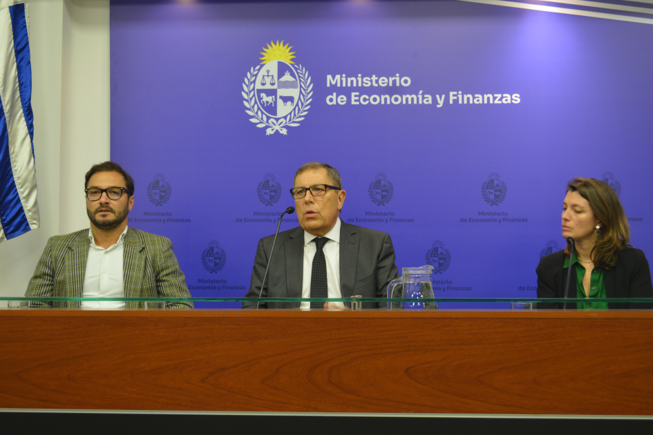 Gabrielo Oddone, Juan Dorrego e Isabella Antonaccio hablan detrás de un ministerio