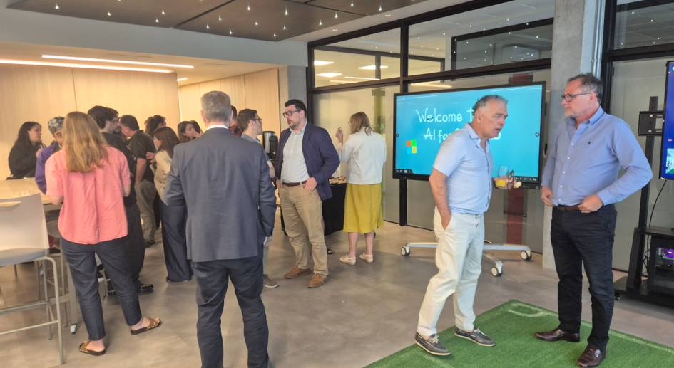 Personas participantes del evento dialogan en pequeños grupos