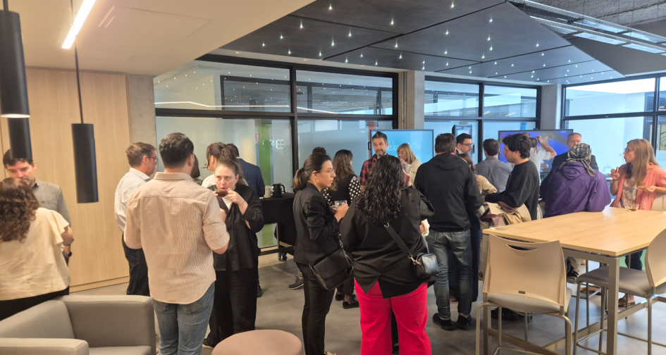 Personas participantes del evento dialogan en pequeños grupos