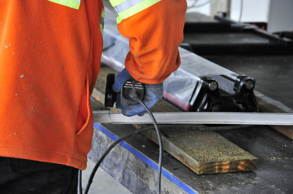 Persona trabajando con cerramientos de aluminio