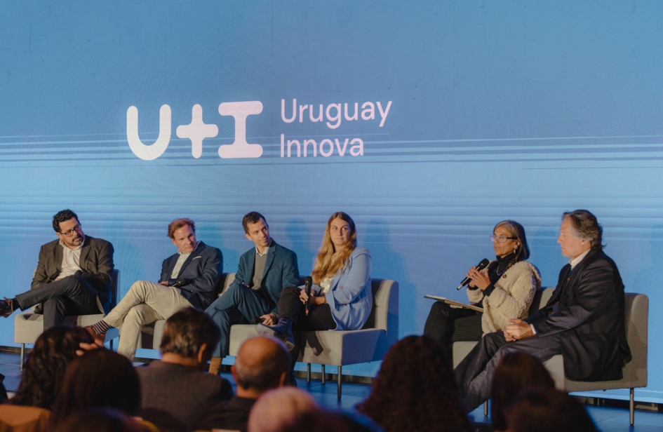 Maia Brenner; Carmen Rossini, Alejandro Sánchez, Carlos Batyanny y Alvaro Brunini en el panel