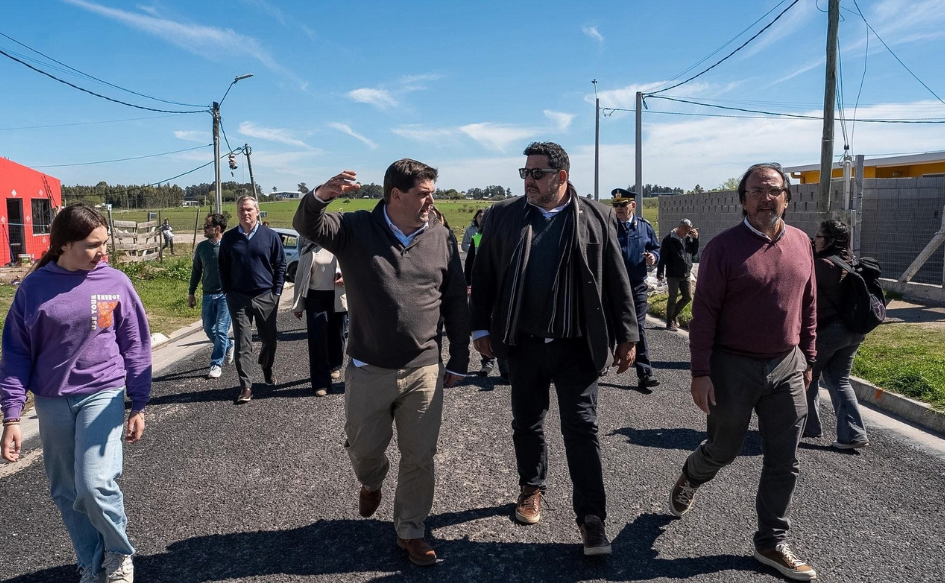 Secretario de Presidencia, Alejandro Sánchez, camina junto al intendente de Durazno, Felipe Algorta